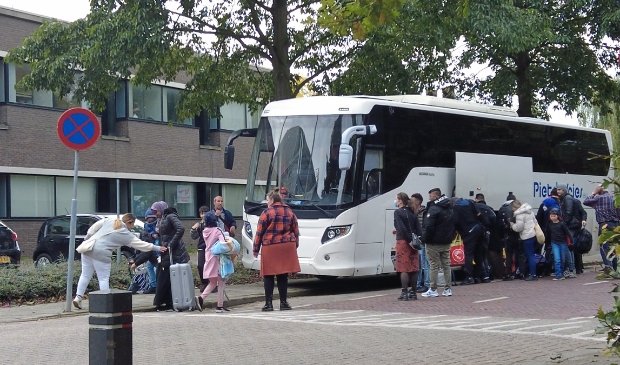 <p>Bus met vluchtelingen voor AZC in voormalig belastingkantoor</p>