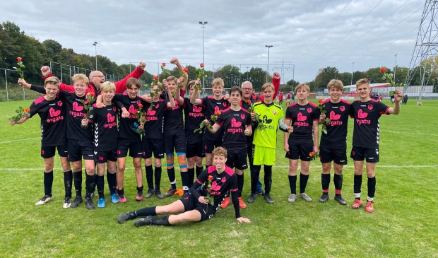 De JO16-1 van DEV Doorn viert de kampioenstitel