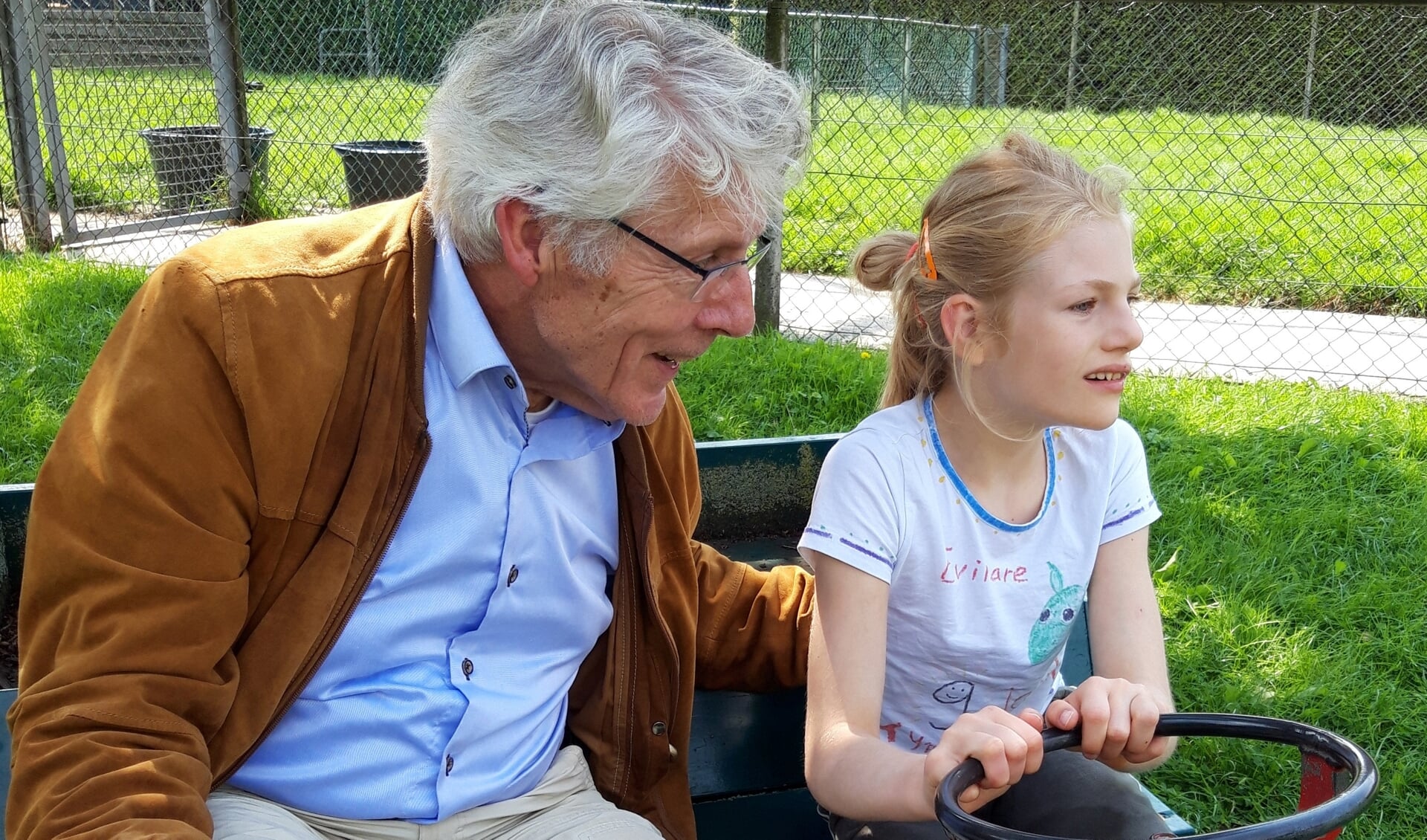 Evimare met opa Rob bij de kinderboerderij in Wijk bij Duurstede
