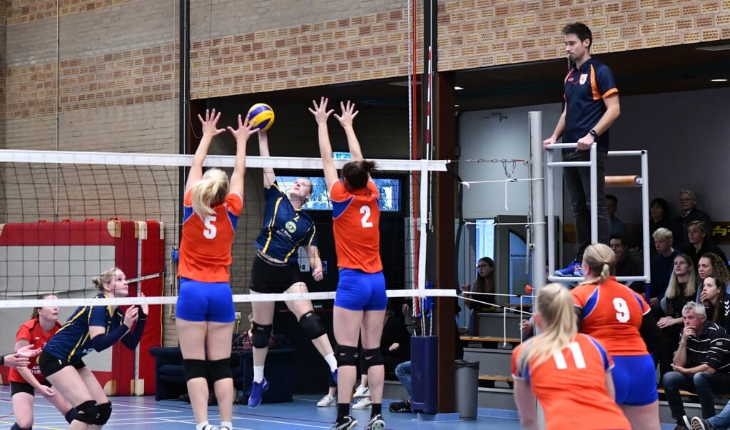 Britt van Dijk probeert Vives het volleyballeven zuur te maken, maar sportief gezien viel Sovoco vies tegen.