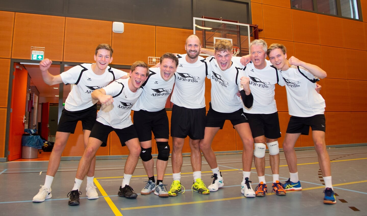 AFH-Film wint het BDU Bedrijfsvolleybaltoernooi 2021 (v.l.n.r. Bram van Veldhuizen, Joost van Veldhuizen, Arnoud Draijer, Jan Hendriks, Frank Hendriks, Johan Draijer, Arnoud Gort)