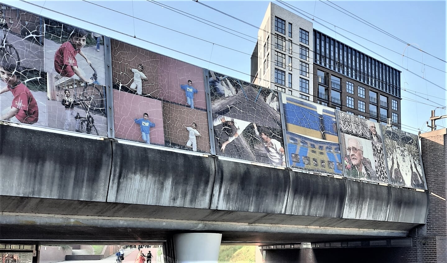 De Meridiaantunnel van buiten: afbladderende foto's en vies beton.