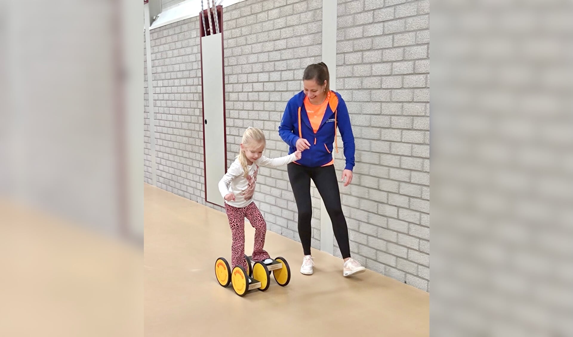 Kinderfysiotherapeute Melissa begeleid Caitlyn tijdens de Skills and Fun les