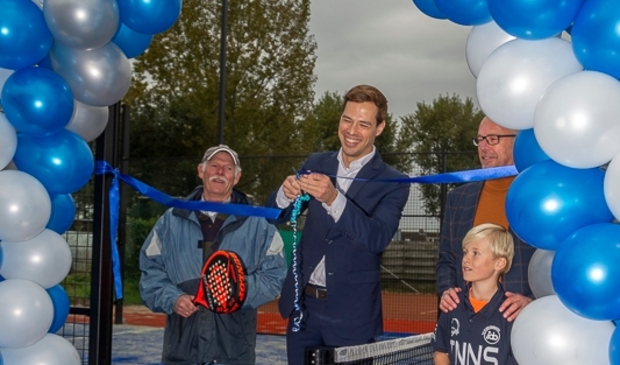 <p>Loco-burgemeester Jurgen Nobel knipt het lint door.</p>