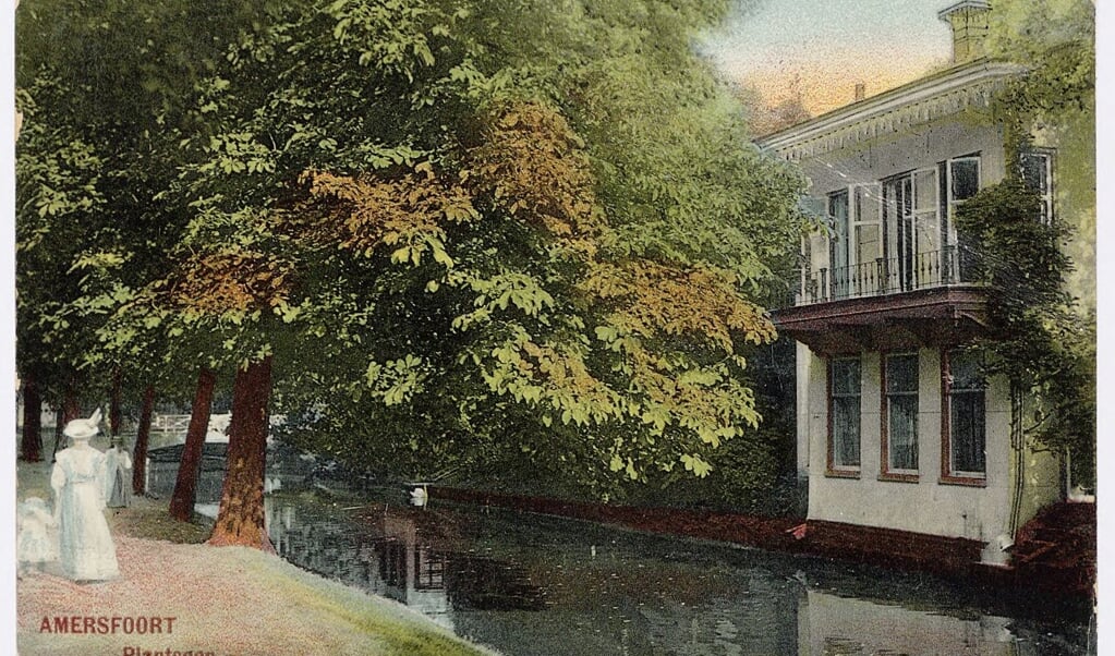 De fraaie woning rechts is Villa Rusthof op het Blekerseiland, gebouwd in 1862 nadat de beklemmende stadsmuren afgebroken waren. 