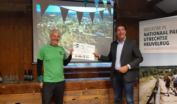 <p>Joost Doelman van GreenRace overhandigt een cheque van 1060 euro aan bestuurslid Hugo Prakke van Bomen voor Leersum.</p>