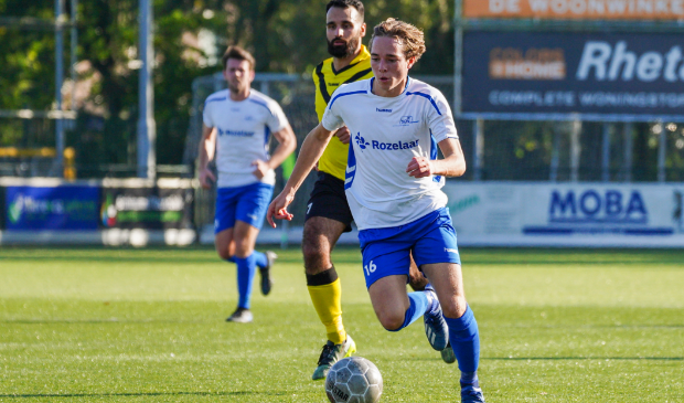 <p>Thimo Vink drijft de bal op. De talentvolle aanvaller scoorde twee keer. </p>