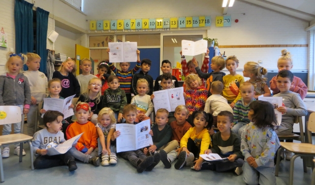 <p>Kleuters van groepen 1/2 a en 1/2 b showen hun eigen krant.</p>