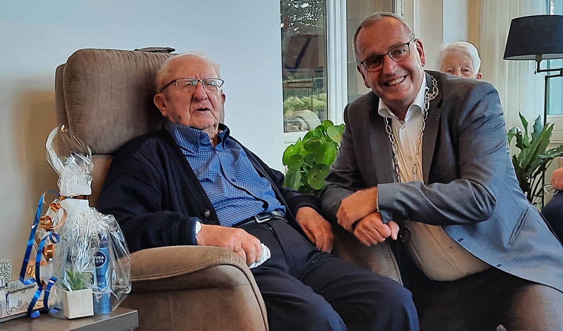 Locoburgemeester Pieter de Kruif feliciteert Jan van Holland met zijn 102de verjaardag.