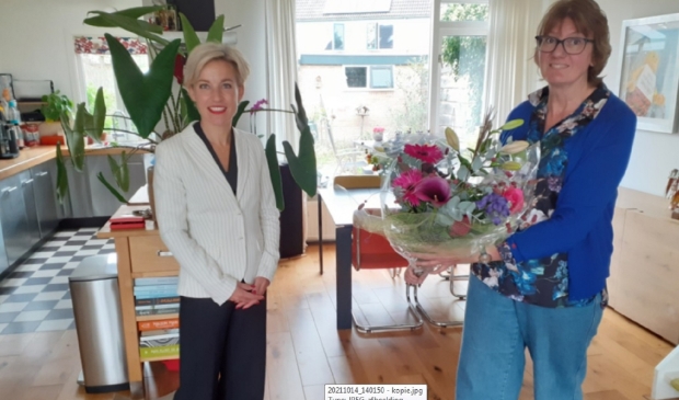 Manda Heddema neemt de bloemen in ontvangst.