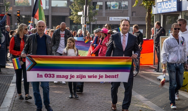 Wethouder Cees van Eijk van Amersfoort (links) en burgemeester Bouwmeester gaan voorop in de Pridewalk.