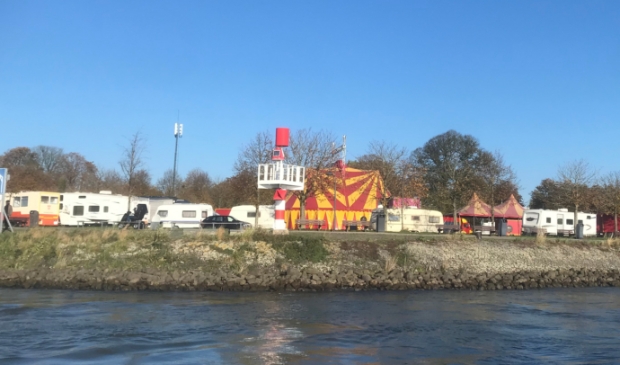 <p>Het circus staat Buiten de Waterpoort</p>