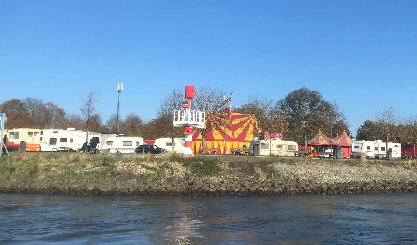 Het circus staat Buiten de Waterpoort
