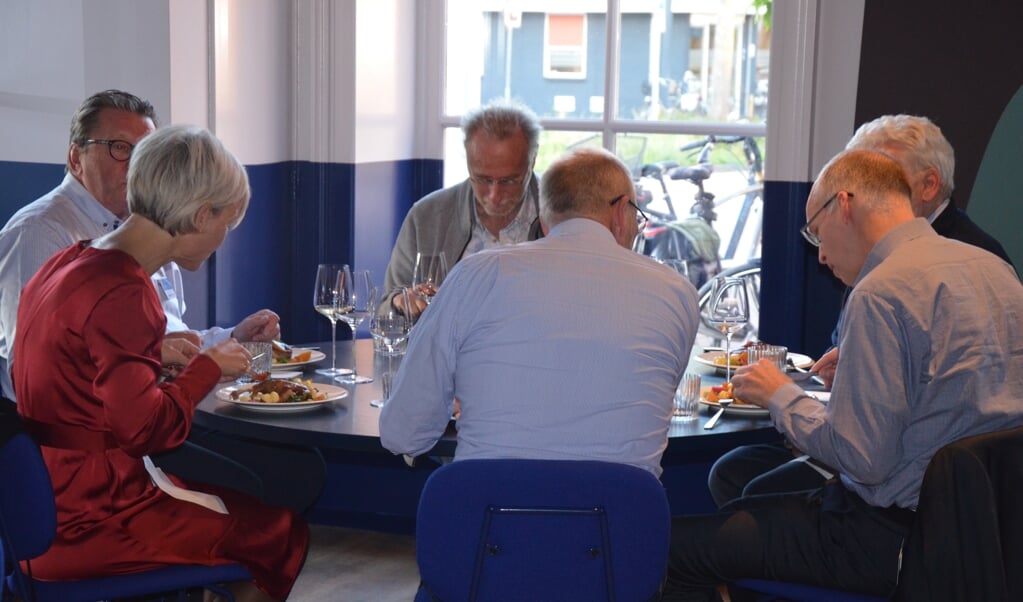 Burgemeester Iris Meerts was te gast bij OKW café voor de primeur van de video's van Wijkse ondernemers