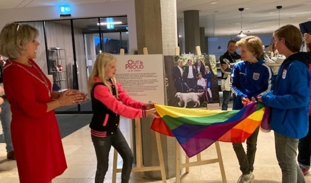 <p>Hijsen van regenboogvlag bij gemeentehuis en opening foto-expositie.</p>