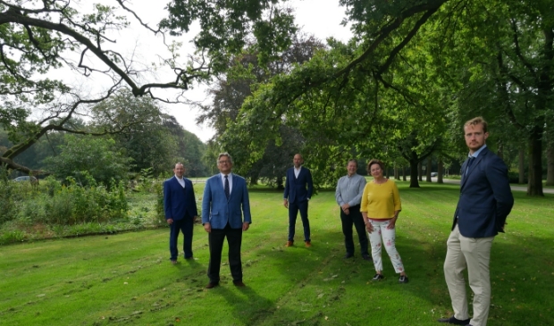 <p>De besturen van Bilts Belang en Beter De Bilt met van links naar rechts: Martijn Matse, William Blijham, Erik den Hertog, Pim van de Veerdonk, Annelies Brielsman en Paulus Schuckink Kool.</p>