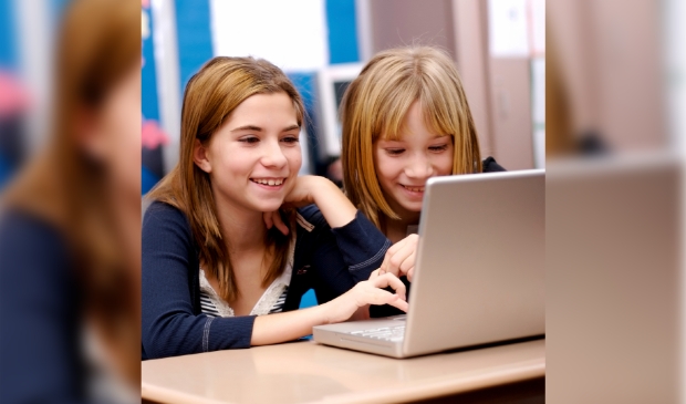 twee meisjes achter de laptop