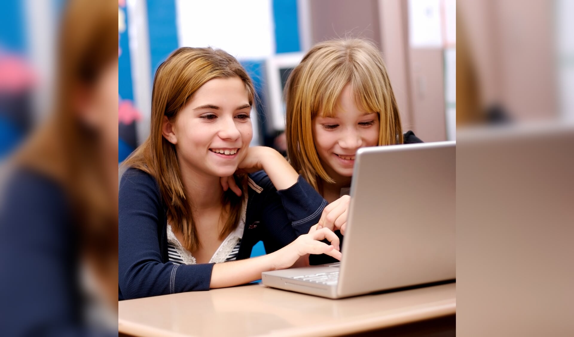 twee meisjes achter de laptop