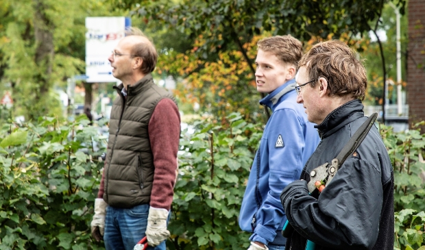 <p><strong>Voor het snoeien eerst goed luisteren naar de uitleg van cliënt Tom van Reinaerde</strong></p>