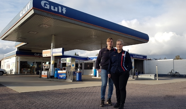 Hester en Lucie Miedema maken zich zorgen nu hun benzinestation alleen nog vanaf de A28 bereikbaar is.