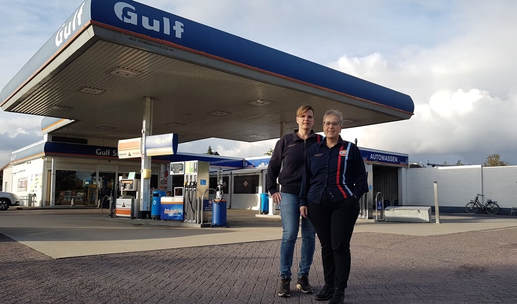Hester en Lucie Miedema maken zich zorgen nu hun benzinestation alleen nog vanaf de A28 bereikbaar is.