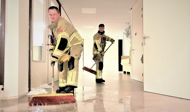 <p>De brandweer sloot de watertoevoer af en veegde zoveel mogelijk water uit het gebouw.</p>