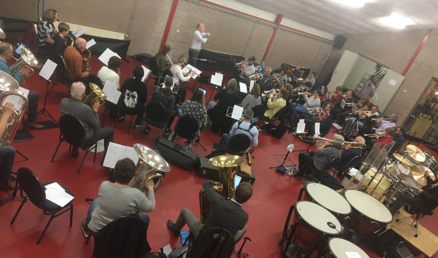 <p>Nijkerks Stedelijk Fanfare Corps in samenspel met de jeugd in voorbereiding op het concert.</p>