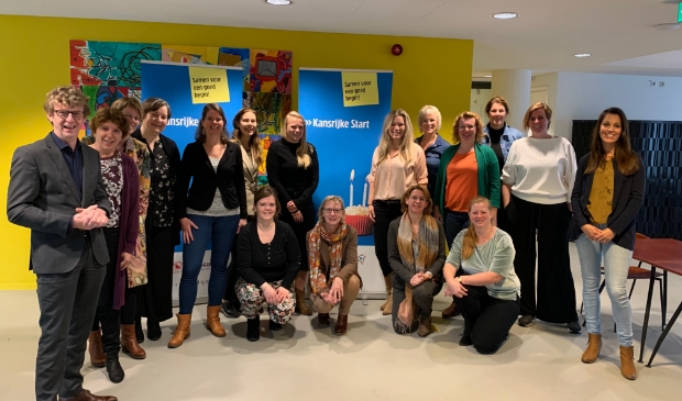 <p>Wethouder Jan Overweg met deelnemende partners Kansrijke Start Houten</p>