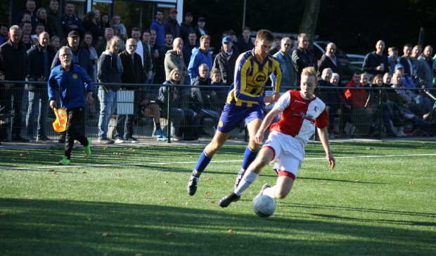 Verdediger Ruben van den Hoeven wordt achtervolgt door een BUNNIK '73 verdediger.