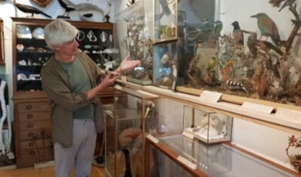 <p>Nanninga in zijn museum/woonhuis.</p>