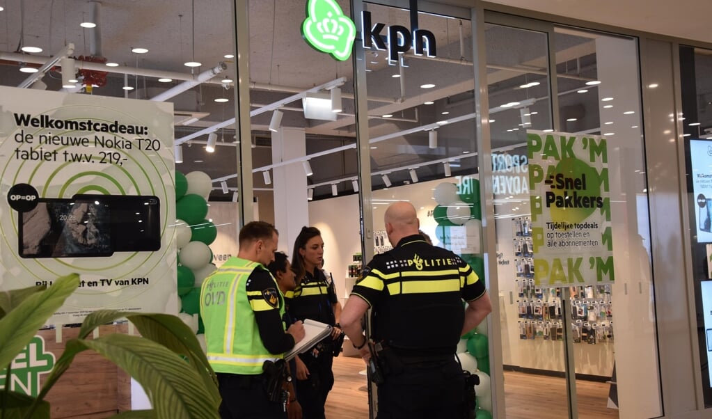 De politie doet onderzoek bij de overvallen telefoonwinkel van KPN in het Stadshart.