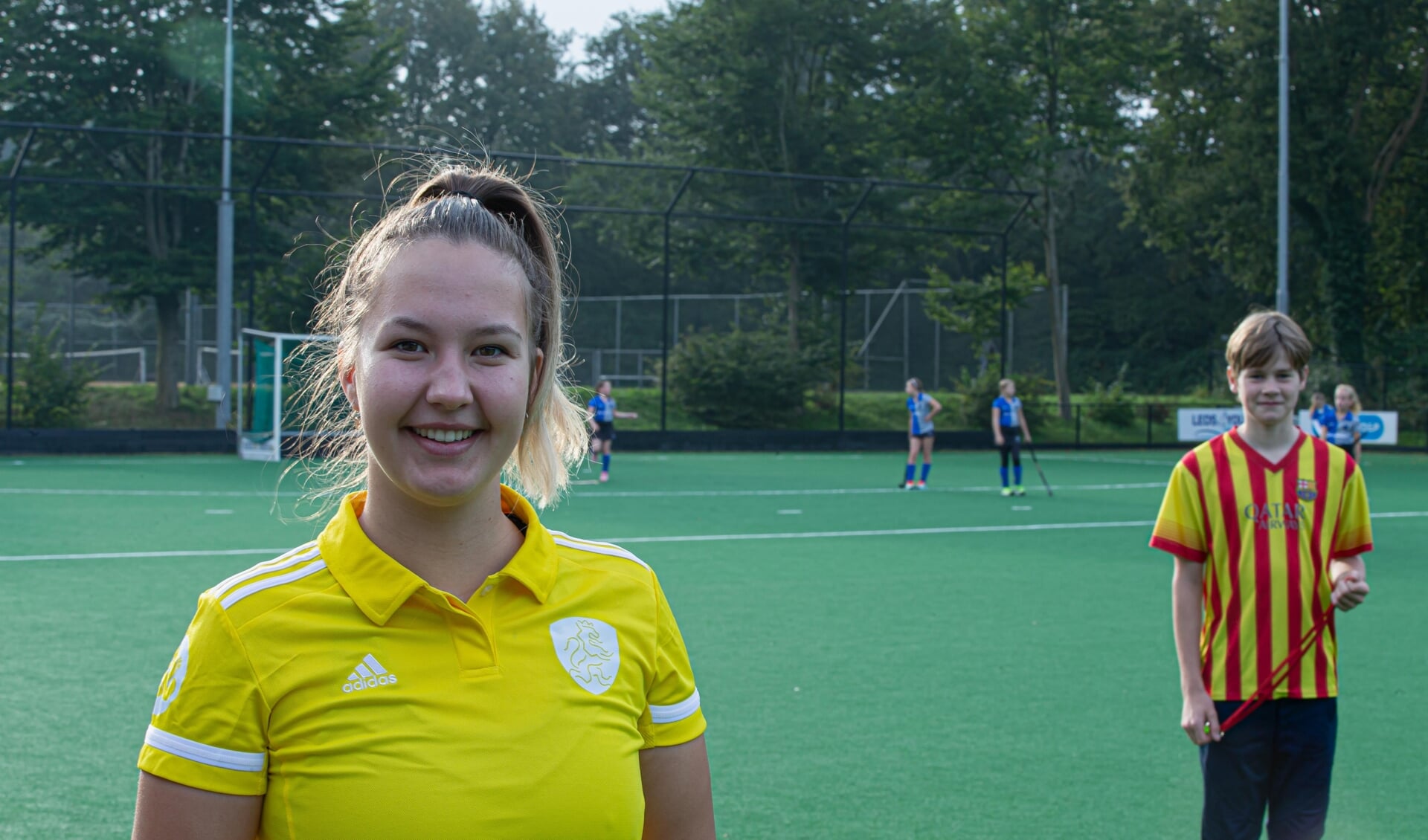 Amber van Offeren (20) bondsscheidsrechter hockey maakte ook Duco van Schaijk (14) enthousiast te fluiten.