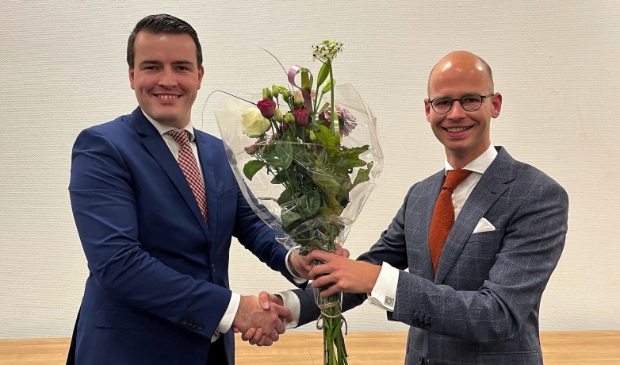 <p>SGP-lijsttrekker Harm Jan Polinder (l.) krijgt de felicitaties van Bert-Jaap van de Weg, voorzitter van de selectiecommissie.</p>