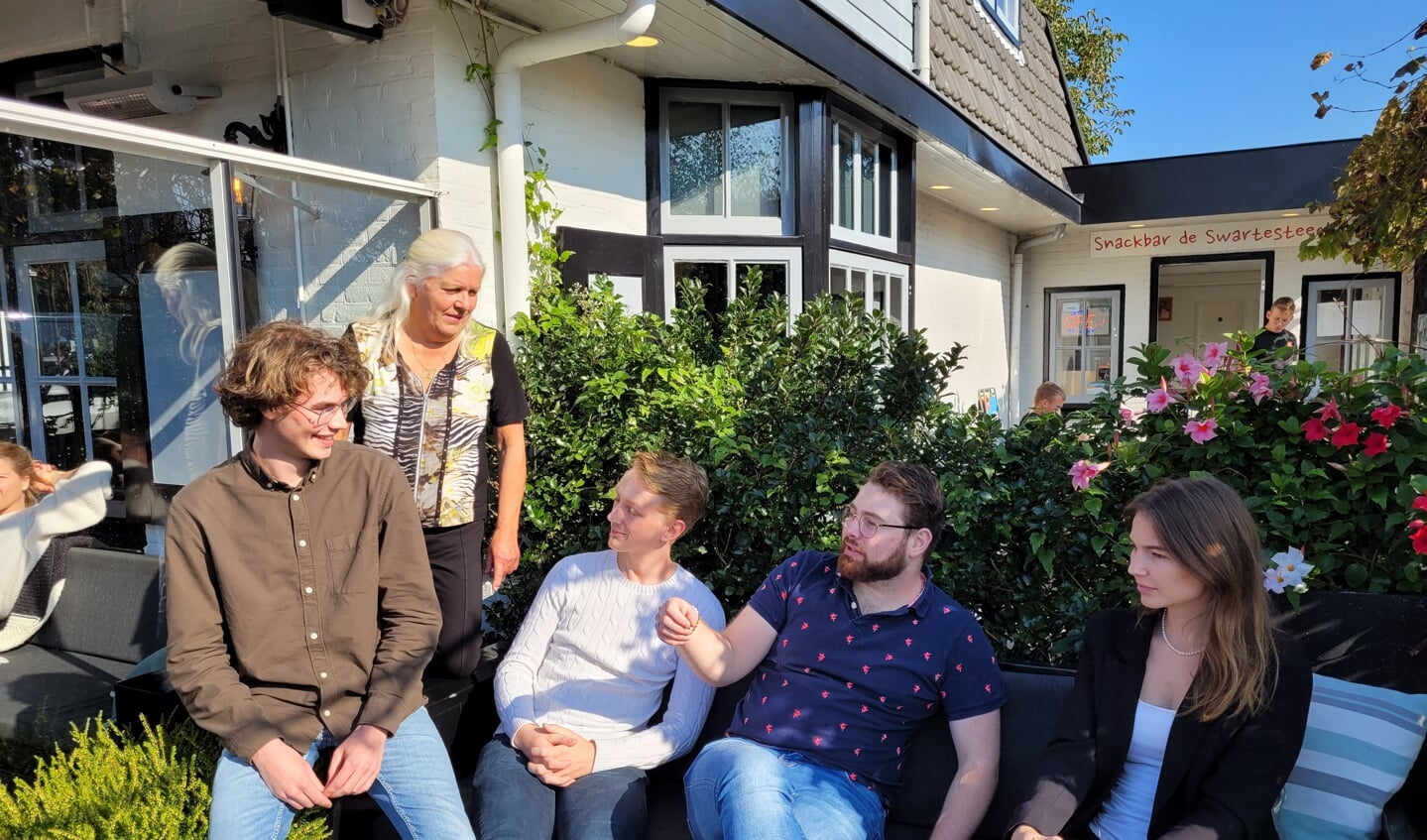 Kennard Reinders, Ank van Woerdekom, Sam van Houtert, Hylke Boersen en Kelly Suvaal.