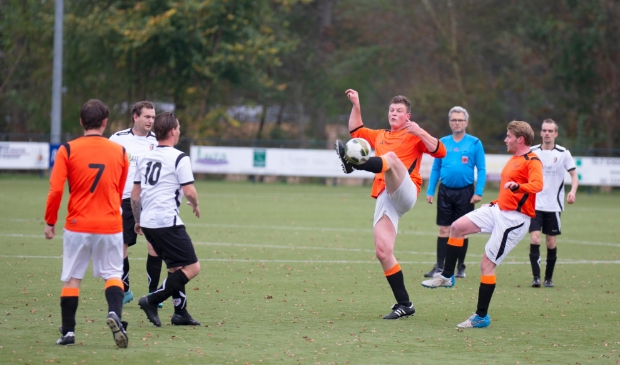 <p>De voetballers van Achterveld kwamen dinsdagavond niet in actie. WZC vond de verlichting van het veld niet voldoende.</p>