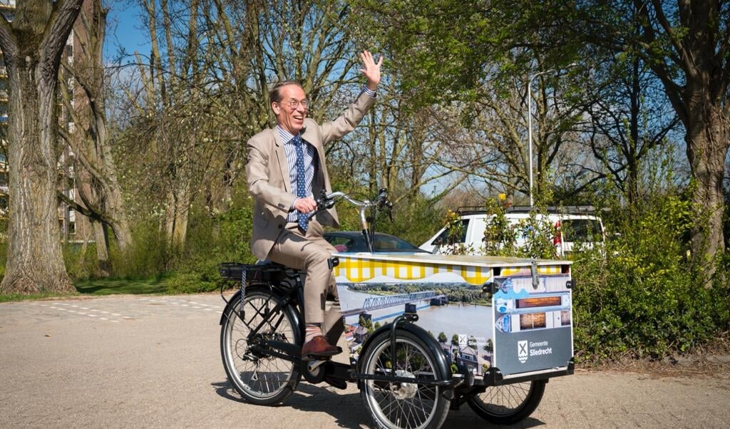 Burgemeester Jan de Vries ging met een bakfiets op pad dit voorjaar om Sliedrecht te leren kennen.