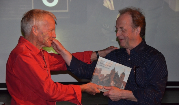 Wim van Amerongen overhandigt het eerste exemplaar aan Tom van Ginkel