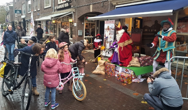 <p>Kinderen konden lopend, op de fiets, of met een step langs bij Sinterklaas. </p>