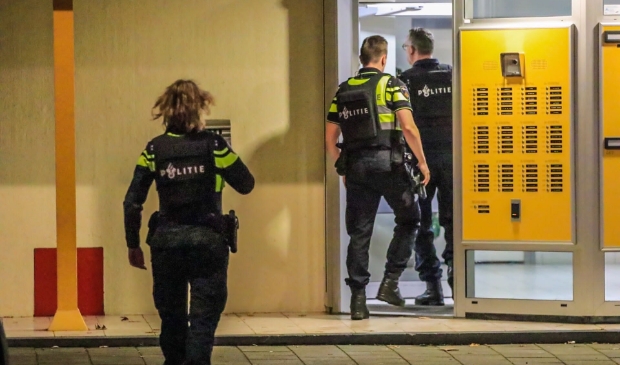 <p>De politie betrad de woning zaterdagavond met zware vesten.</p>