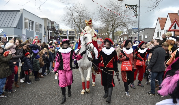 <p>Te paard maakte de Sint een rit door Soest, van Soestdijk naar Soest-Zuid.</p>