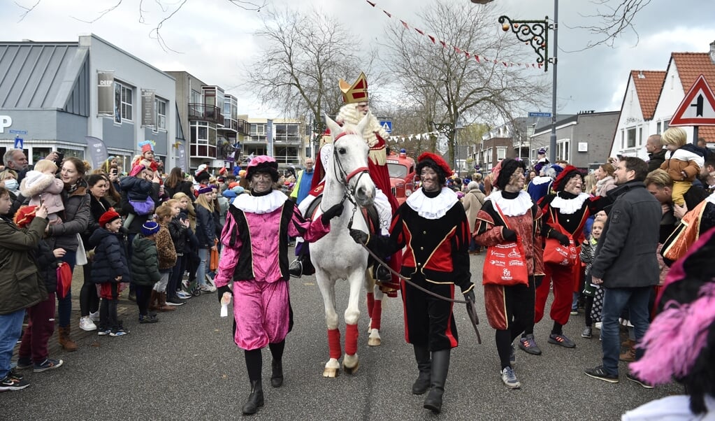 Te paard maakte de Sint een rit door Soest, van Soestdijk naar Soest-Zuid.