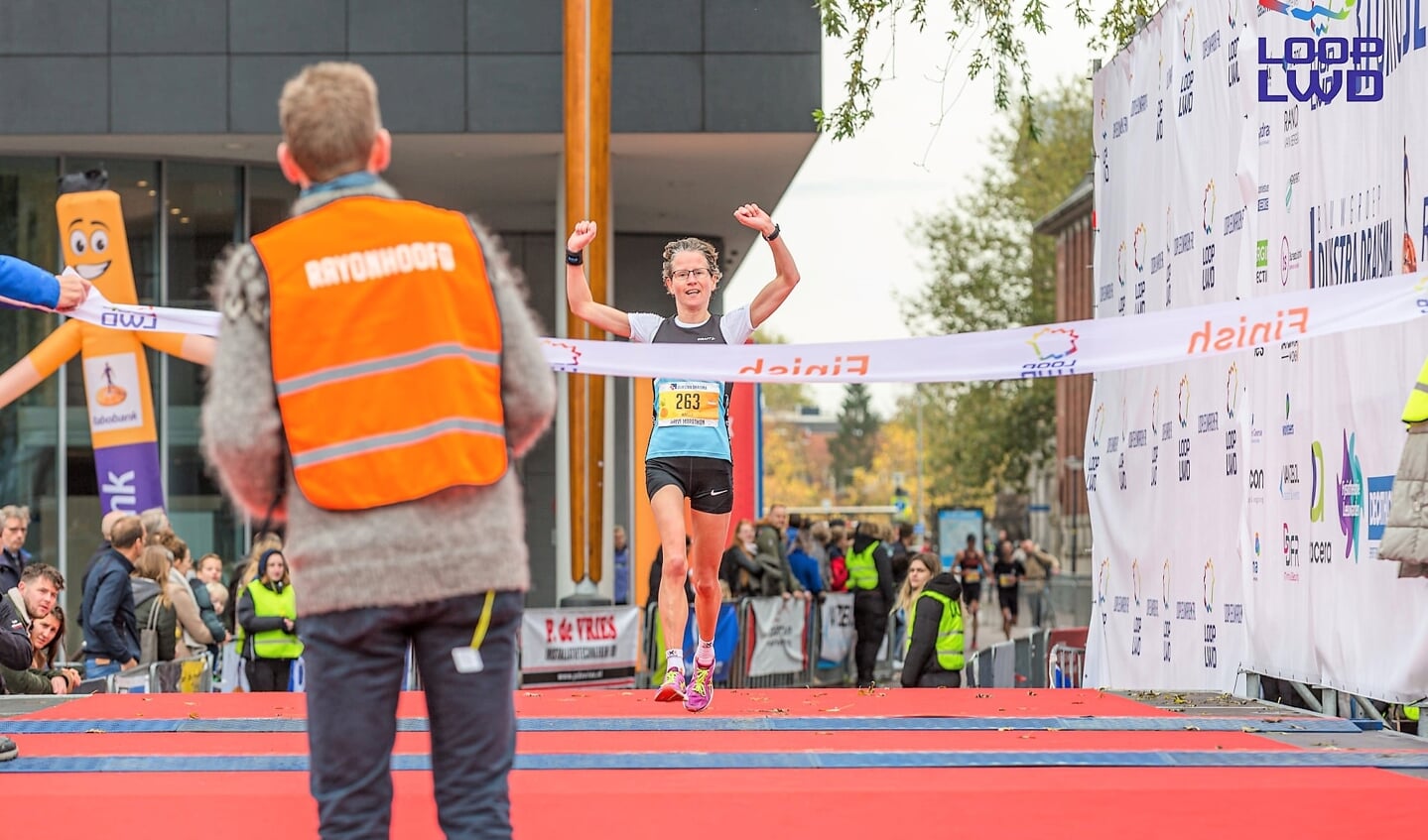 Mireille Baart finisht in Leeuwarden als winnares van de Loop Leeuwarden, een halve marathon.