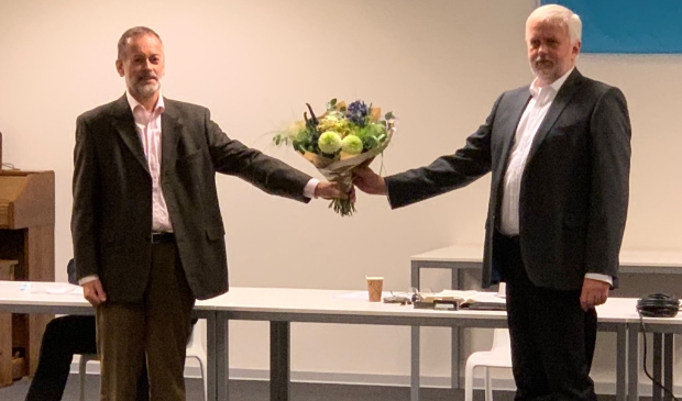 <p>Partijvoorzitter Kees Pille bekroont de benoeming van Willem Pors (rechts) met bloemen.</p>