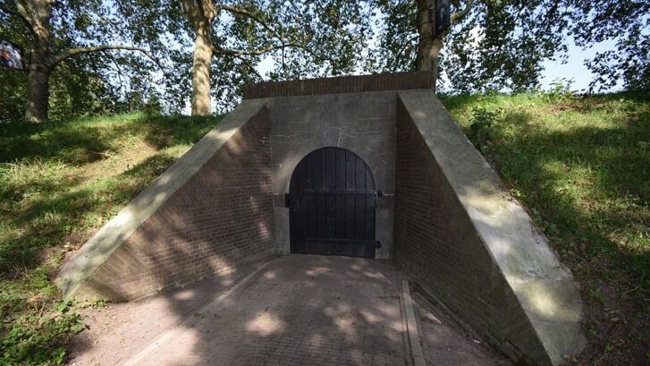 Tijdens rondleidingen over de wallen van de vestingwerkgroep kan de Poterne worden bezichtigd