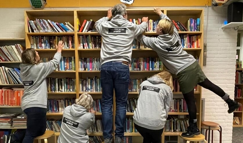 Splinterleden poseren op eigen wijze voor hun nieuwe kledinglijn