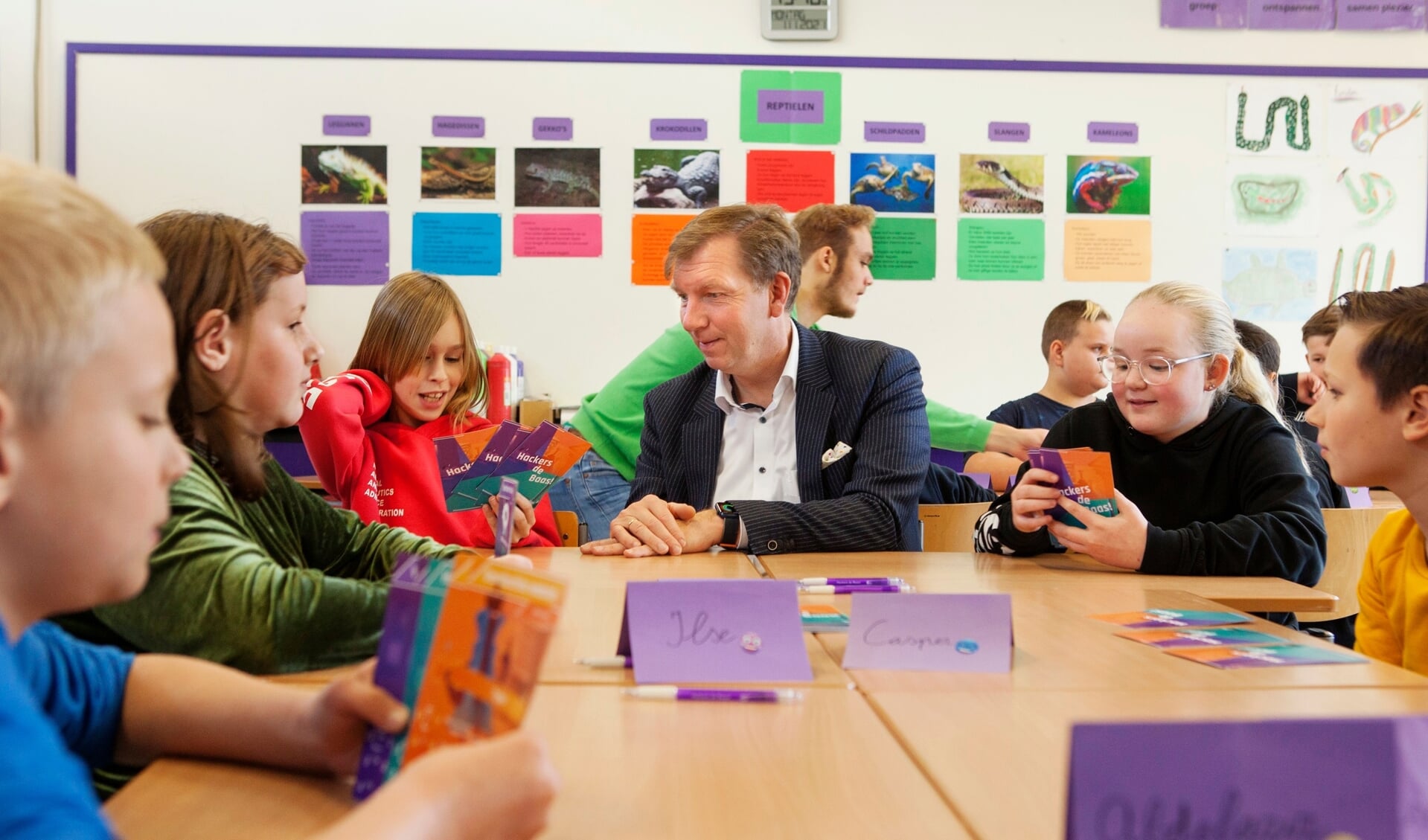 Burgemeester Gert-Jan Kats speelt een spel met kinderen op School Juul.