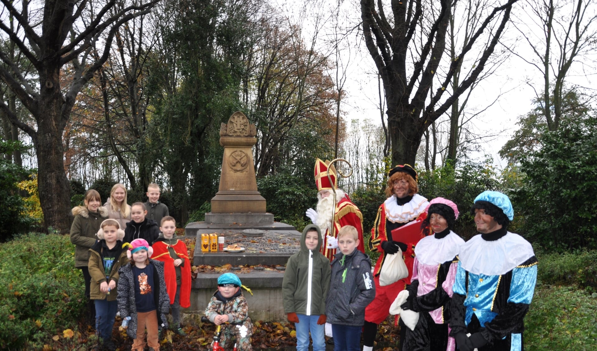 De Sint wilde dit jaar ook een bezoek brengen aan de graftombe van Jan Pieter Heije 