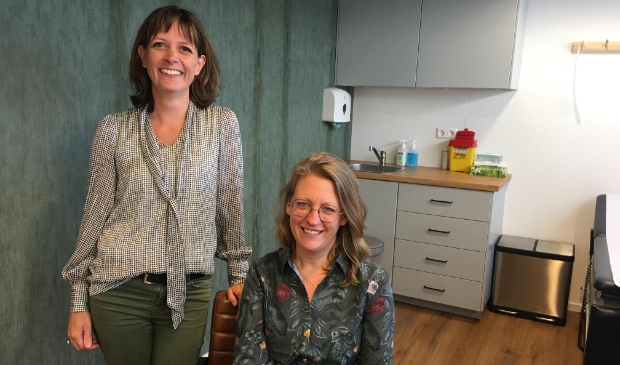 <p>Huisartsen Nienke Reuvers en Eveline van Zweeden.</p>