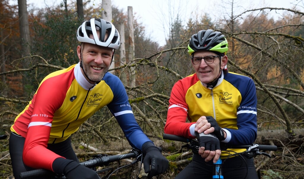 Mountainbikers Leo Roeloffs (rechts) en Jan Kleijer van de Veluwerenners Voorthuizen