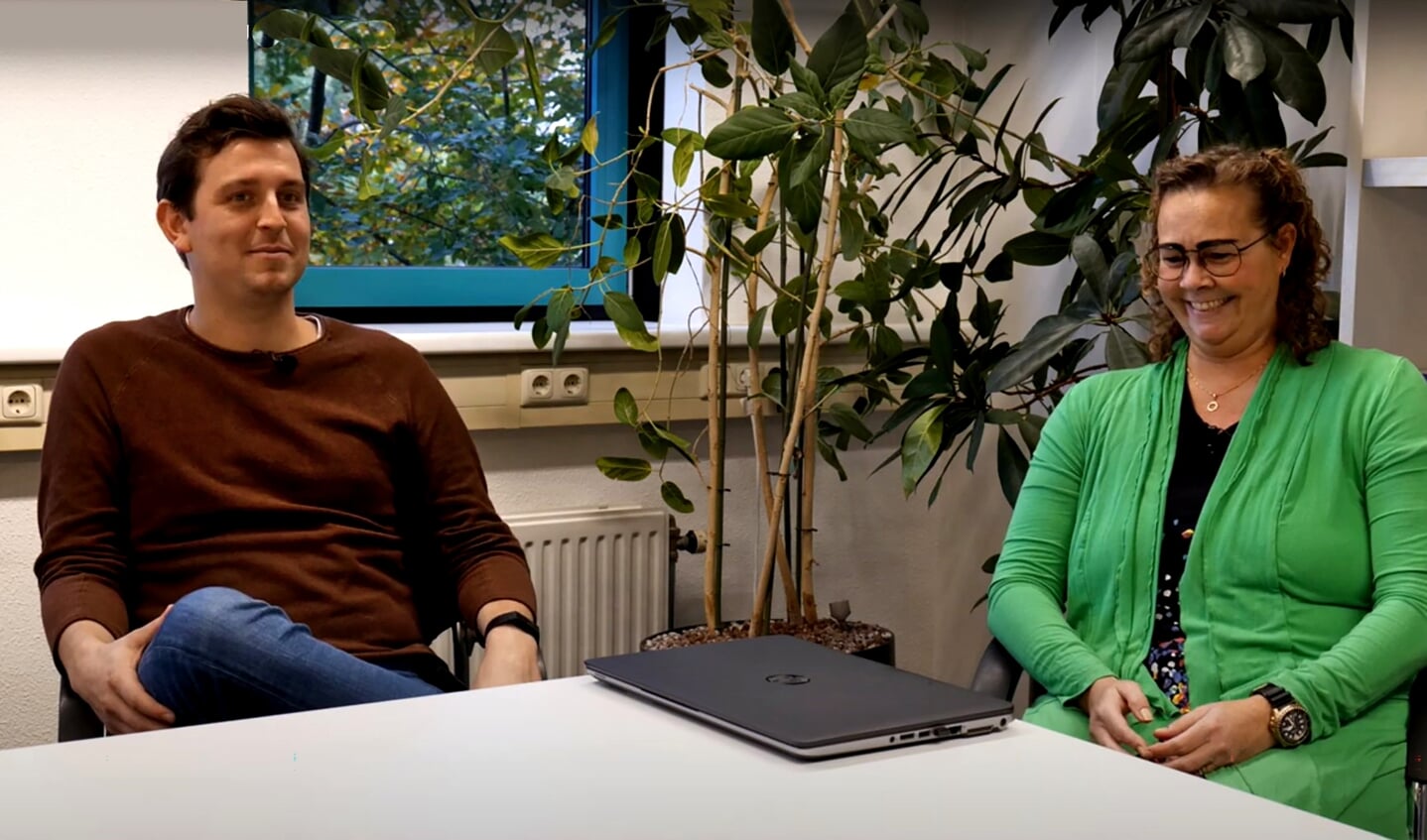 Tomas Moes, teammanager customer support 2ICT (l) en Natascha Kruger, coördinator Stichting Thuishuis Harderwijk